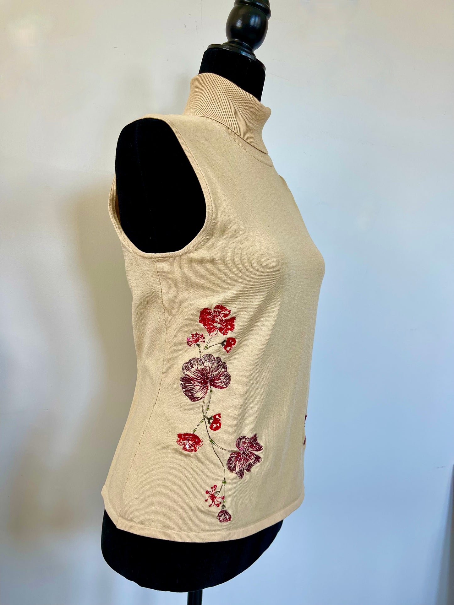 Vintage 90s Sleeveless Knit Top with Embroidered Red Flowers