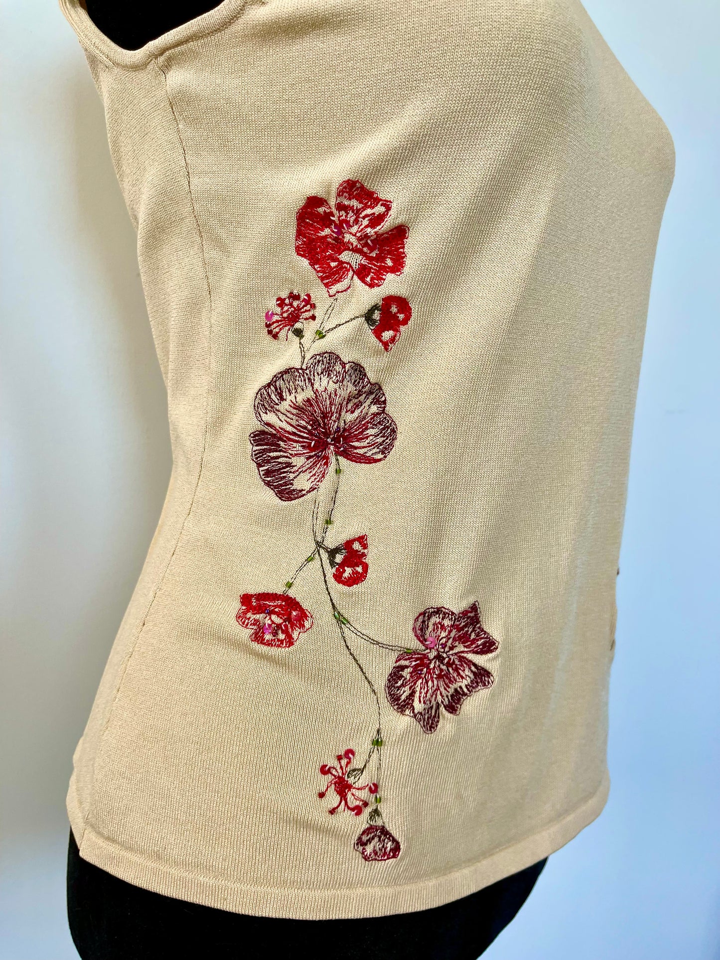 Vintage 90s Sleeveless Knit Top with Embroidered Red Flowers