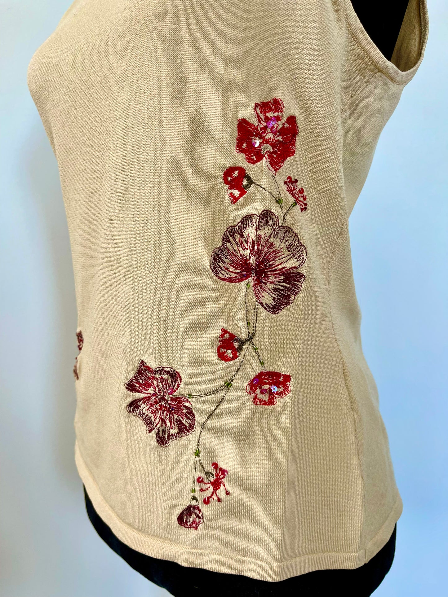 Vintage 90s Sleeveless Knit Top with Embroidered Red Flowers